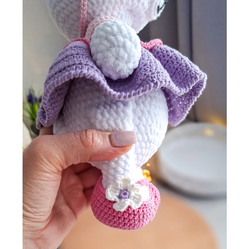 Słodka misia szydełkowa handmade na jasnym tle z lampkami, przytulanka dla dziecka